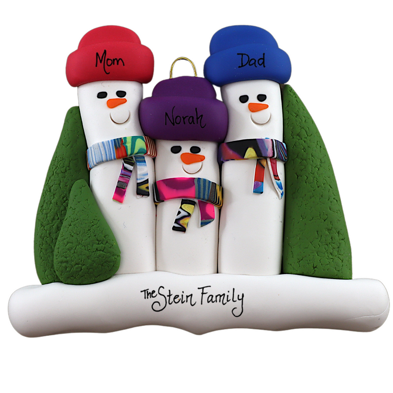 Family ornament with 3 snowmen in colourful scarves and hats, hemmed by Christmas trees, personalized with names.