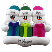 Family ornament with 3 white snowmen in colourful hats holding matching presents, personalized with names.