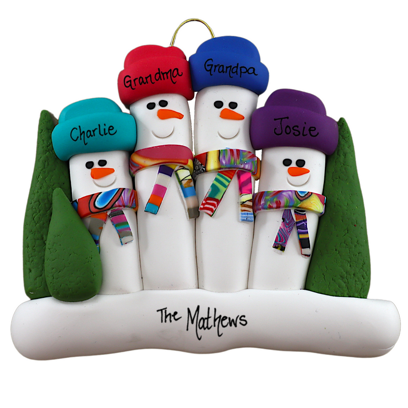 Family ornament with 4 snowmen in colourful scarves and hats, hemmed by Christmas trees, personalized with names.